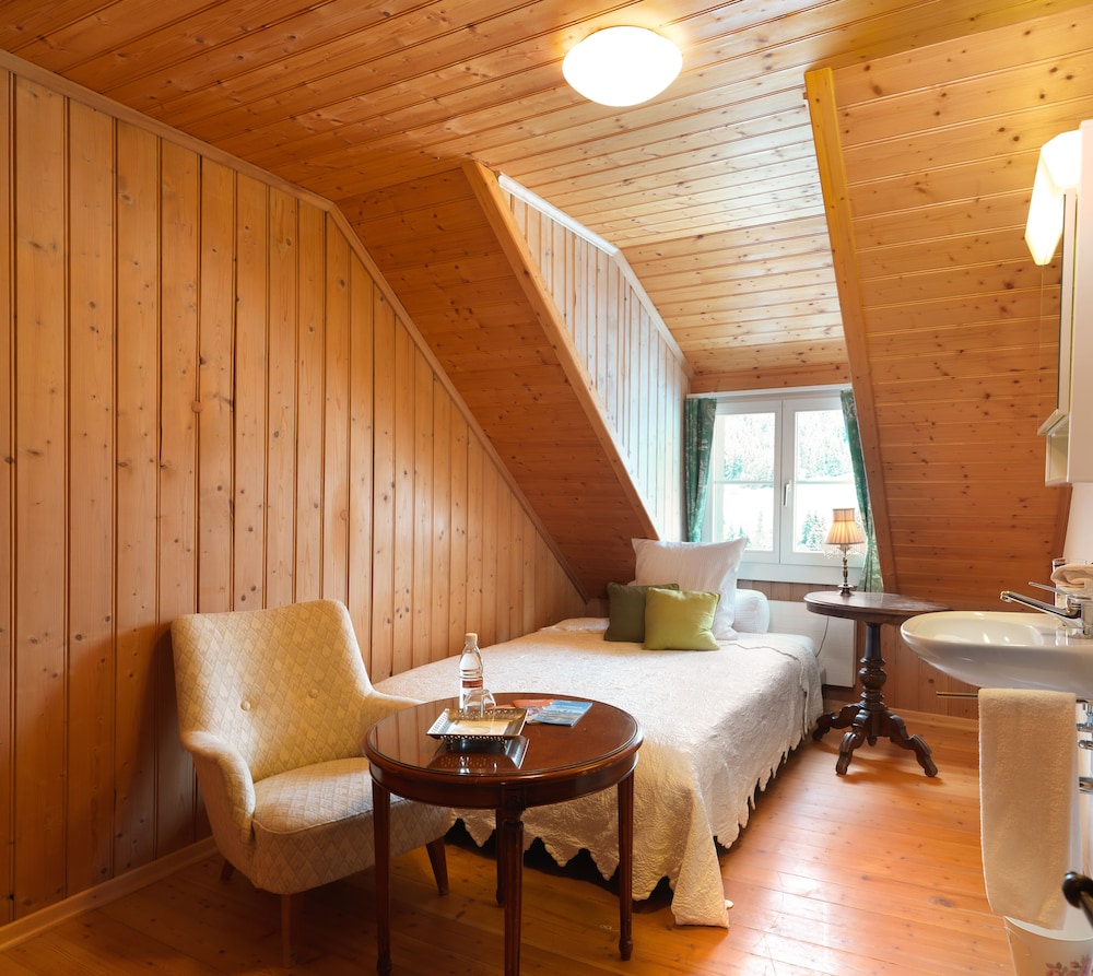 Traditional Single Room, Shared Bathroom, Mountain View