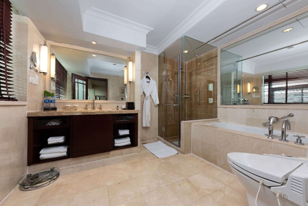 Suite, 1 King Bed, Smoking photo 2