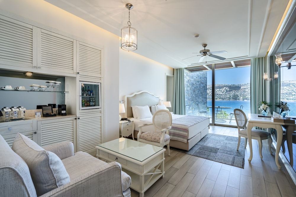 Exclusive Suite (with Living Room) thumbnail 5