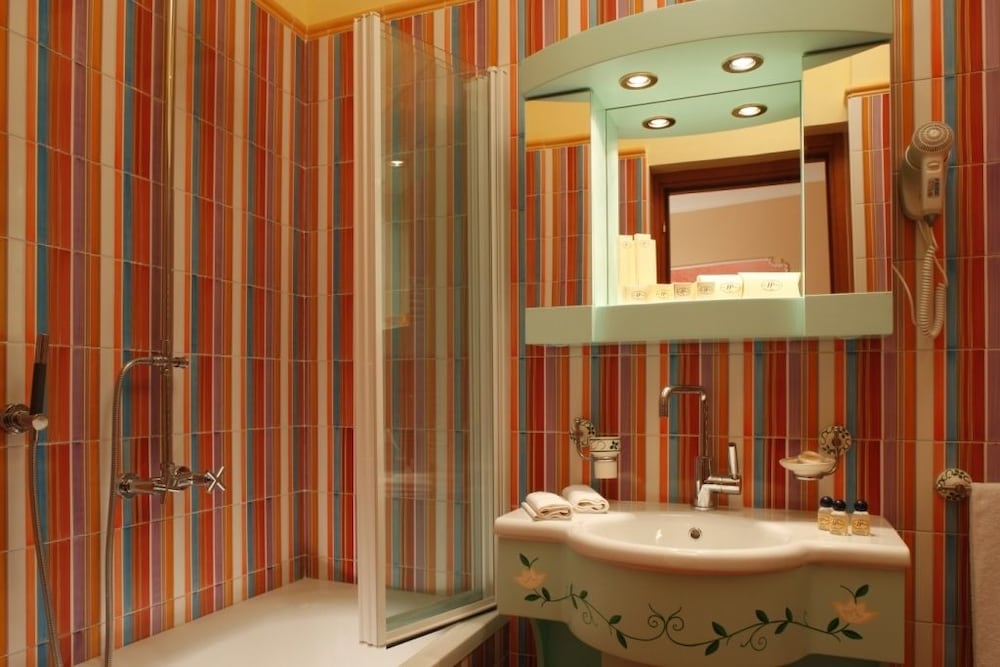 Superior Triple Room, Balcony, Sea View - Photo 9