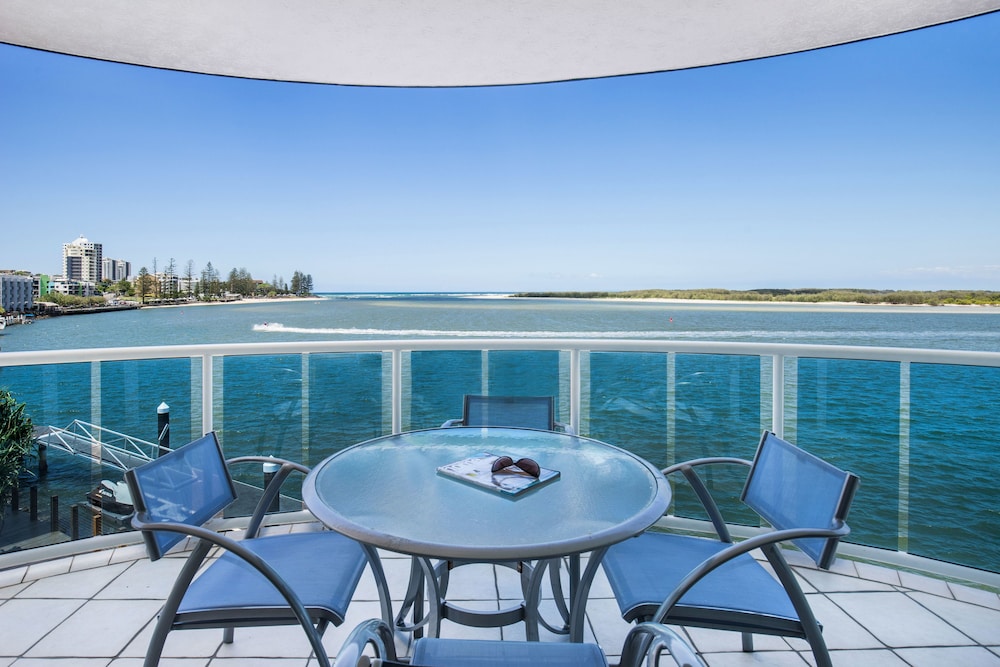 Absolute Waterfront 2 Bedroom Apartment with Spa