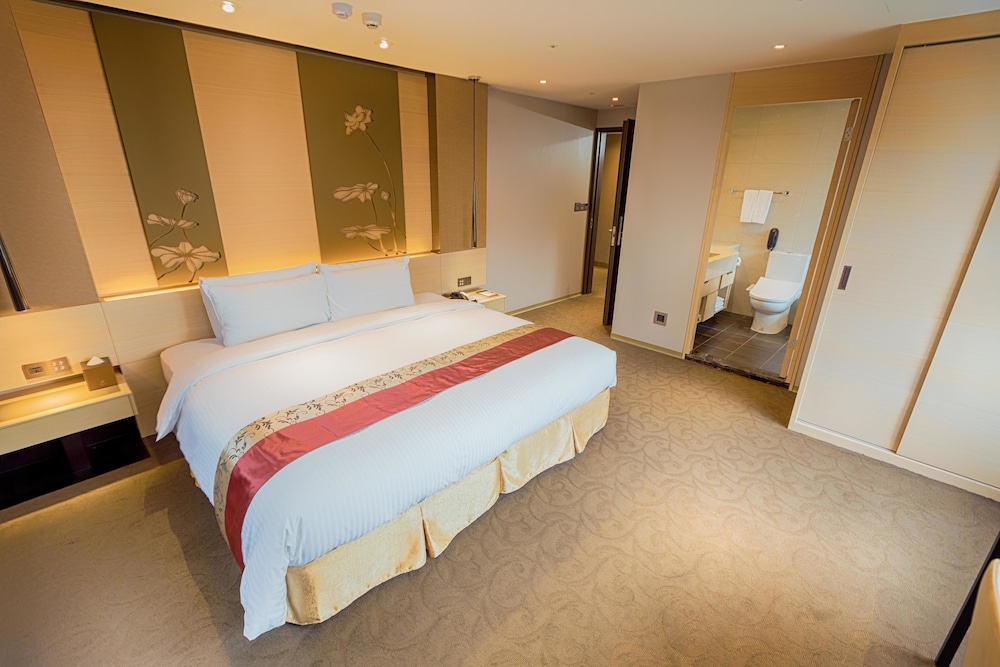 Deluxe Double Room, 1 King Bed, Bathtub photo 2