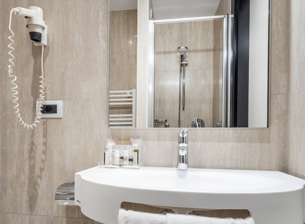 Standard Double Room - Photo 7