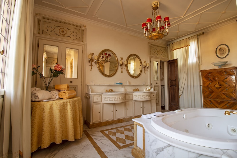 Luxury Suite, 2 Bedrooms, Jetted Tub photo 2