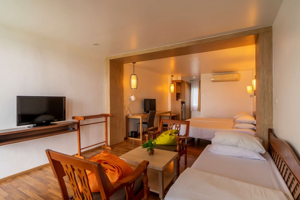 Family Room, 1 King Bed, Non Smoking, Oceanfront (with Sofabed) - Photo 2