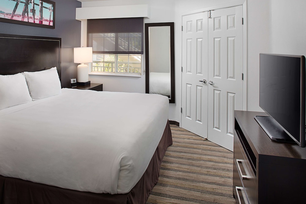 Two Bedroom 1 Queen/2 Doubles Suite - Photo 3