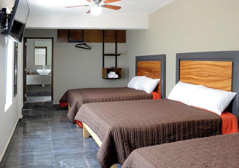 Family Room, 1 Bedroom - Photo 3