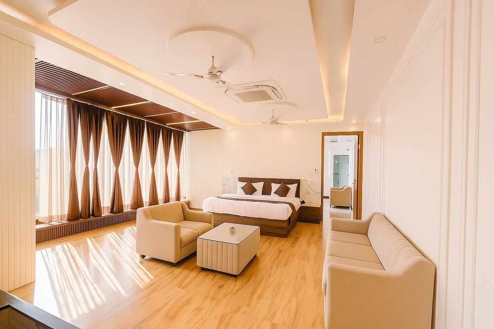 Suite, City View
