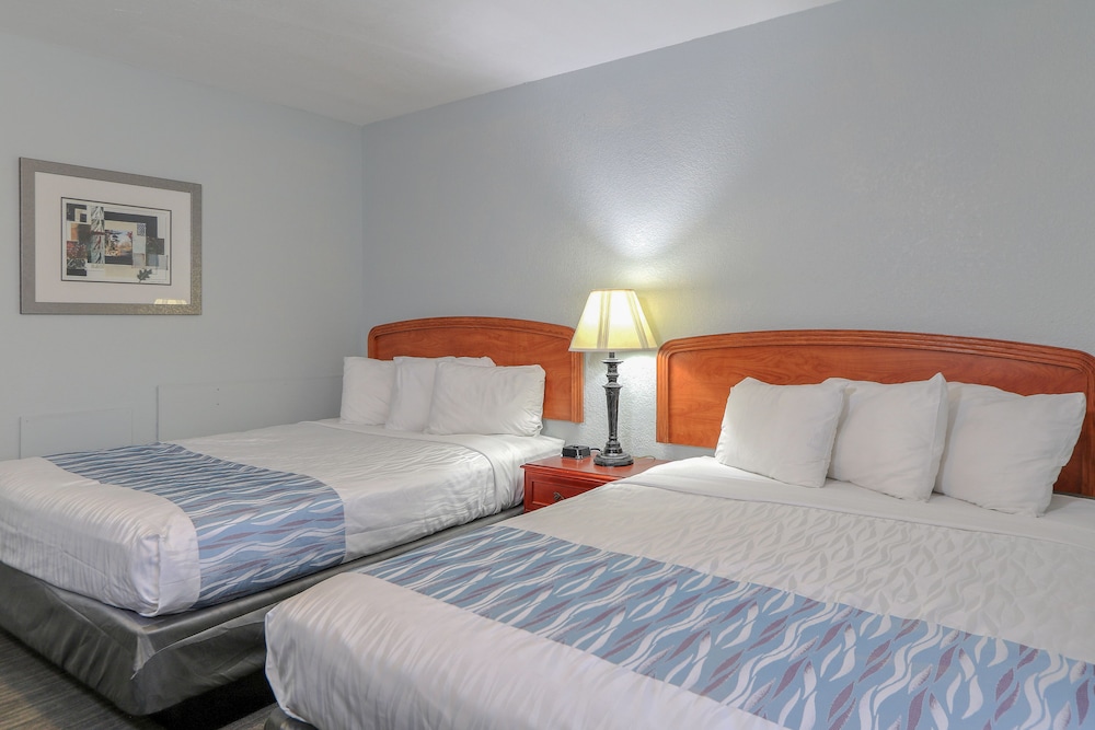 Room, 2 Queen Beds photo 2