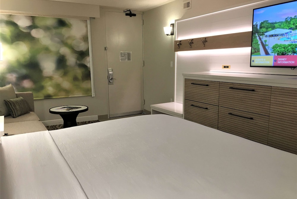 Room, 1 King Bed, Lake View (Exterior Entry) photo 1