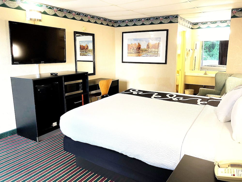 Standard Room, 1 King Bed, Smoking photo 2