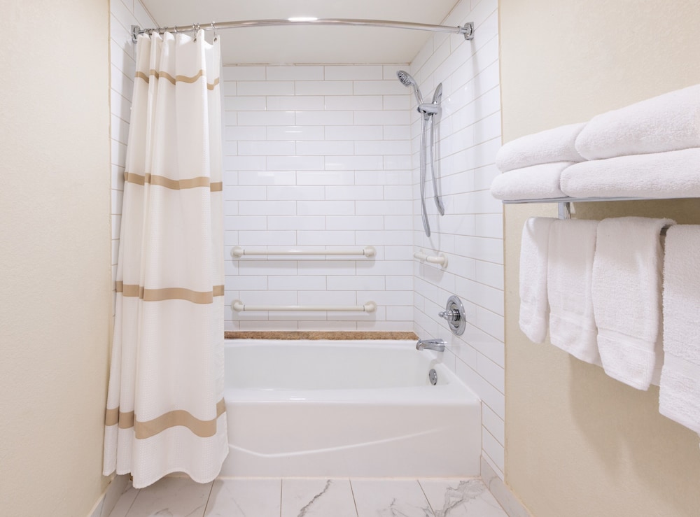 Room, 2 Queen Beds (Mobility Accessible, Tub) - Photo 7