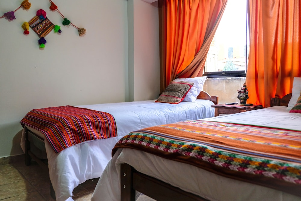 Twin Room, 2 Twin Beds, Shared Bathroom