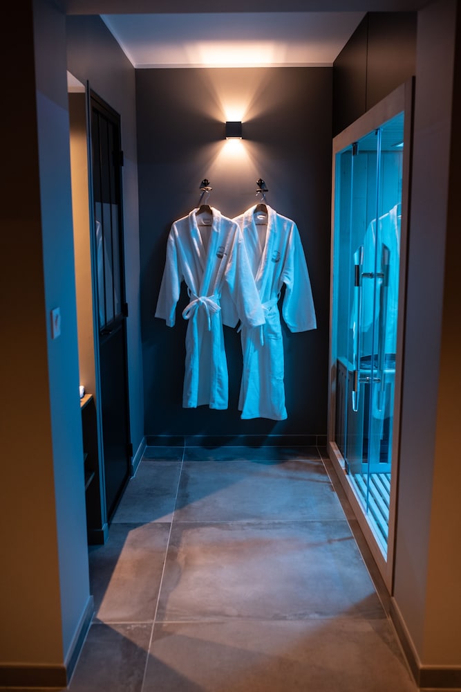 Deluxe Suite, Hot Tub - Photo 40