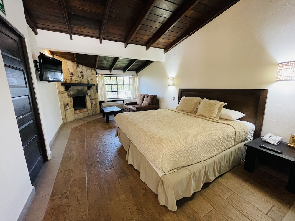 Standard Room, 1 King Bed photo 2