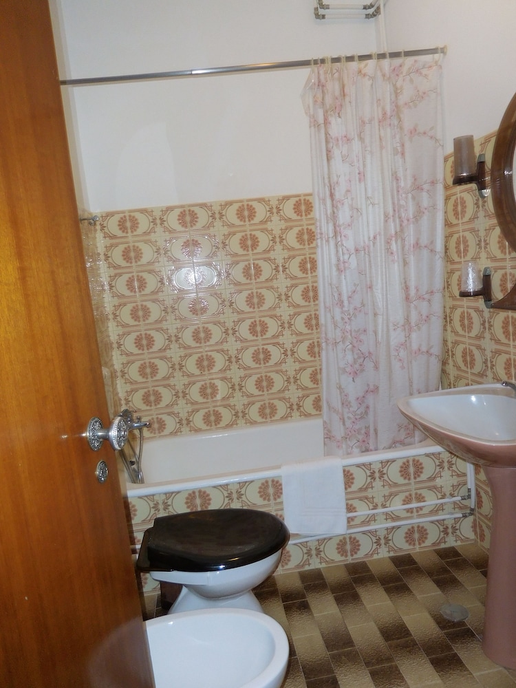 Twin Room, Private Bathroom photo 3