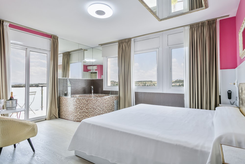 Superior Suite, 1 King Bed, Hot Tub (Balcón) photo 2