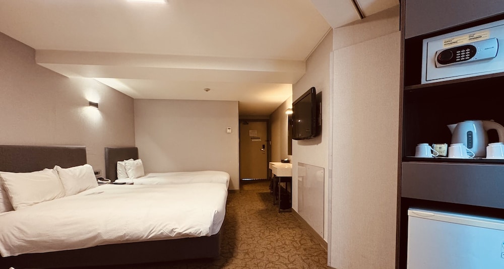Superior Twin (No Parking, additional fee occurs if number of people booked & staying are different) - Photo 6