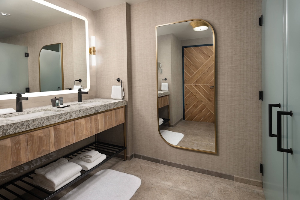 Suite, 1 Bedroom - Photo 21