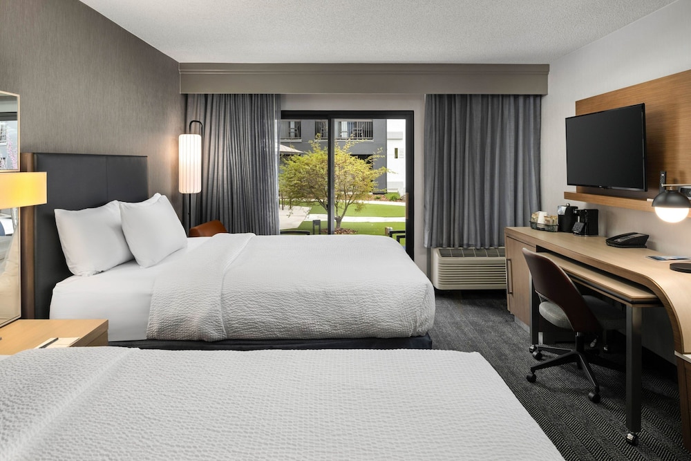 Room, 2 Queen Beds, Non Smoking, City View
