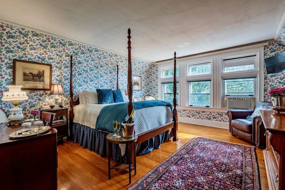 Mansion Queen, luxury, mountain view photo 1