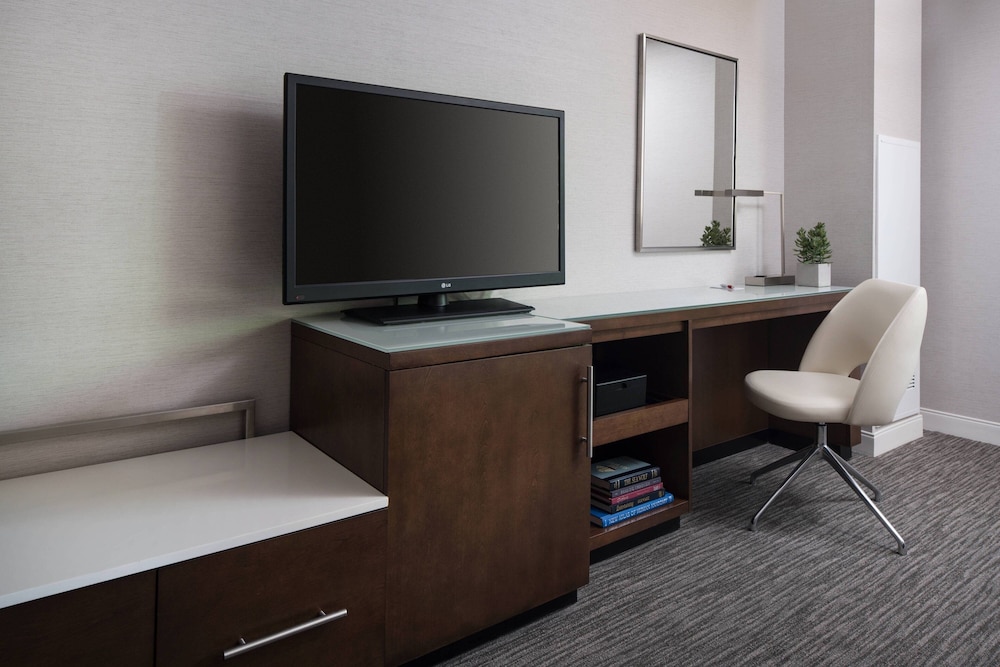 Concierge Room, Room, 1 King Bed with Sofa bed photo 2