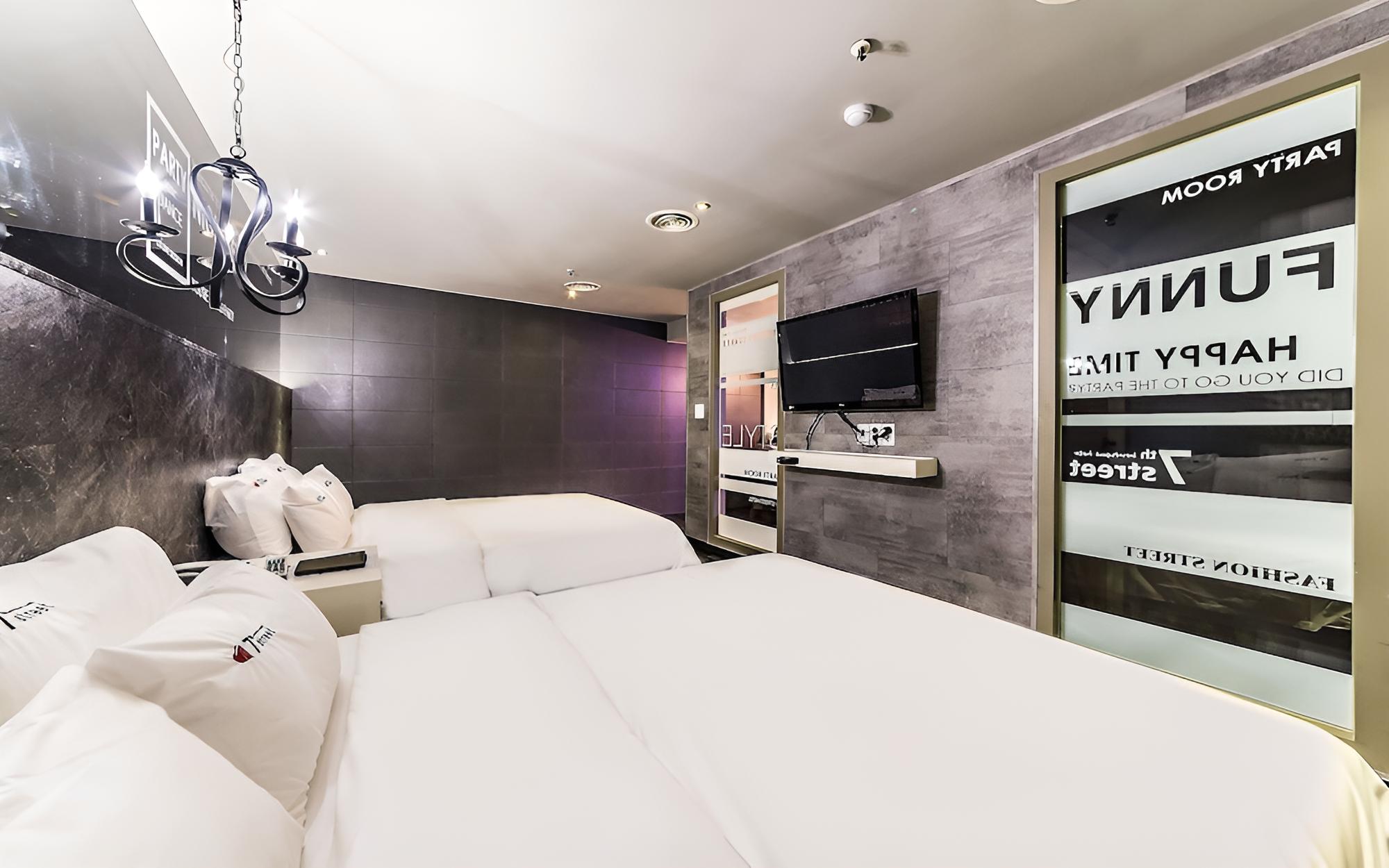 Room (SE7EN (2 PC Karaoke Pool)) photo 3