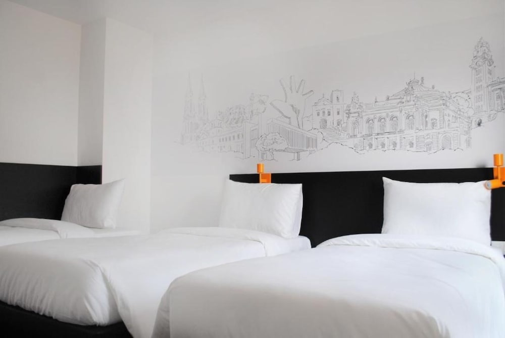 Standard Triple Room, Mobility Accessible - Photo 2