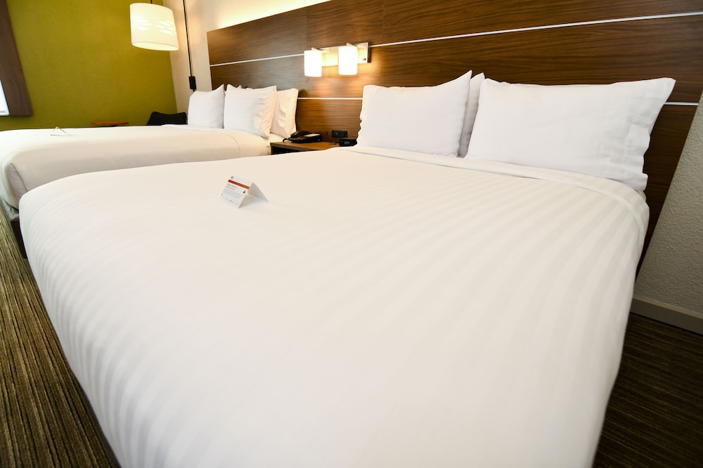 Standard Room, 2 Queen Beds - Photo 2