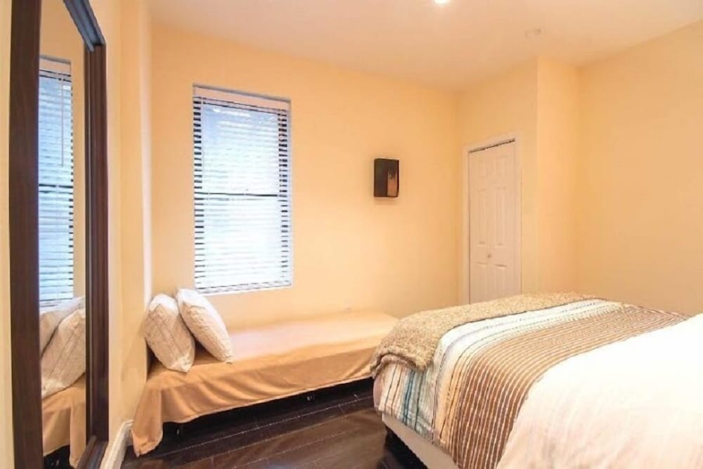 City Apartment, 2 Bedrooms photo 2