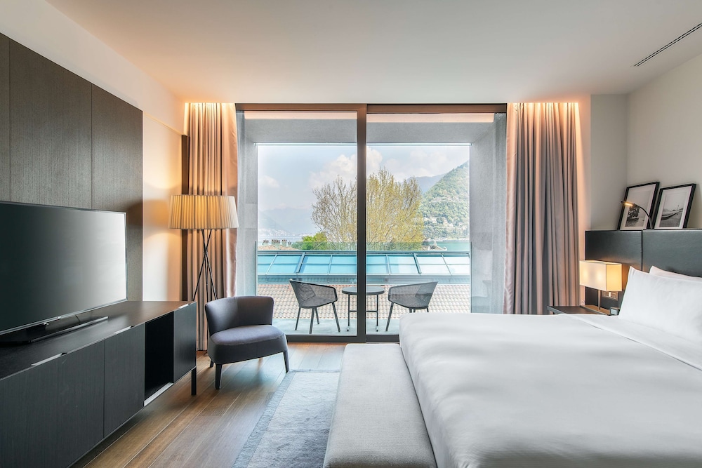 Lake View Suite with balcony