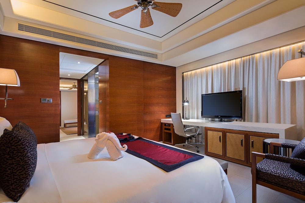 Suite, 2 Bedrooms, Smoking, Business Lounge Access (Bay View)