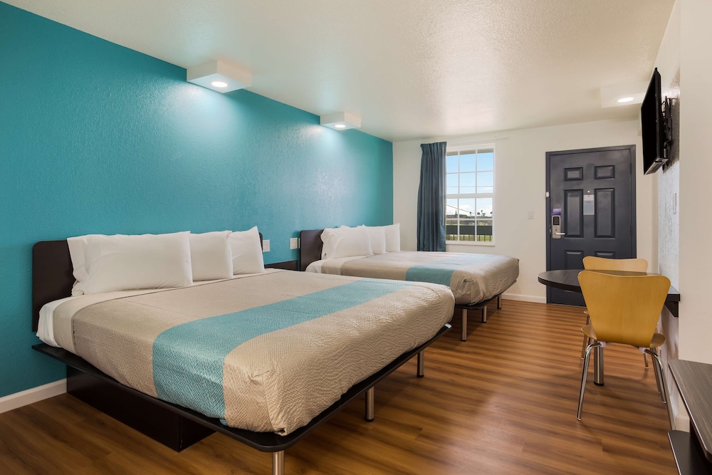Standard Room, Multiple Beds, Non Smoking photo 1