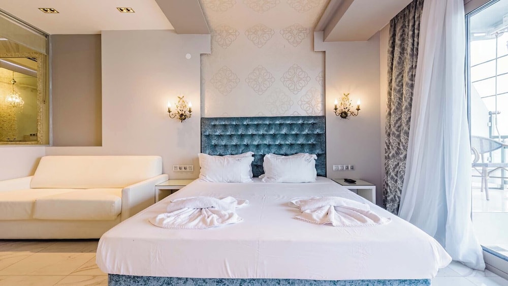 Sea View Suite with Indoor Jacuzzi photo 2