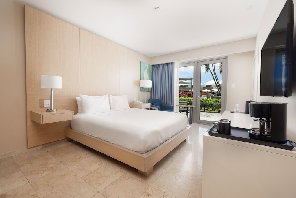 Room, 1 King Bed, Kitchenette, Pool View (Sofa Bed) - Photo 5