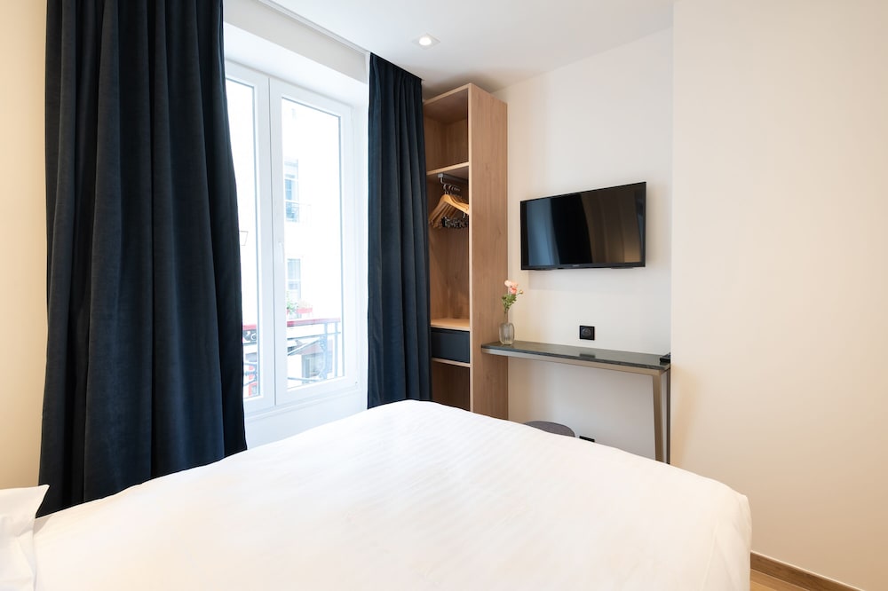 Superior Double Room thumbnail 6