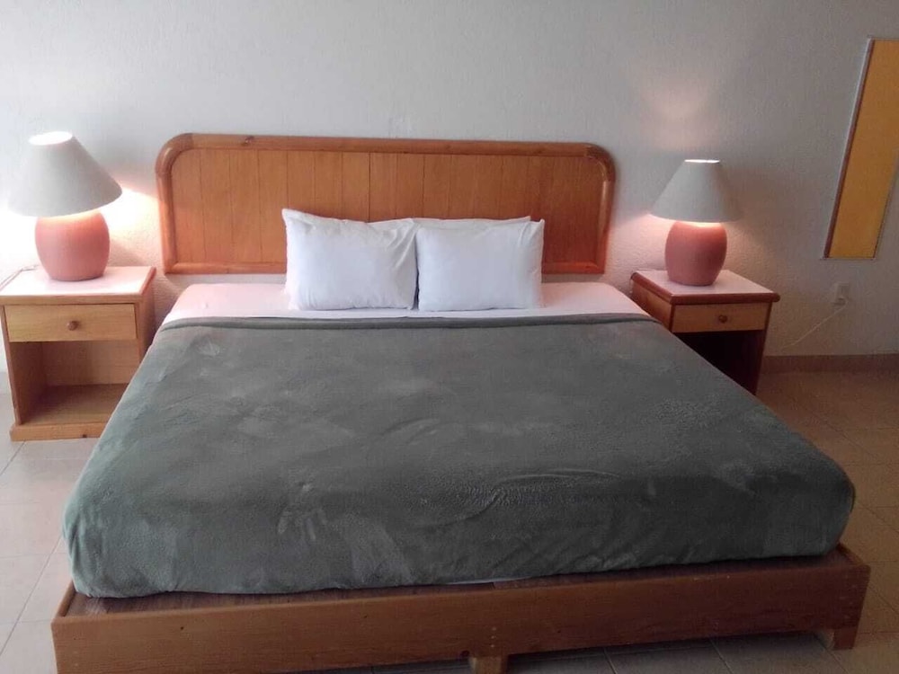 Superior Room, 1 King Bed photo 3