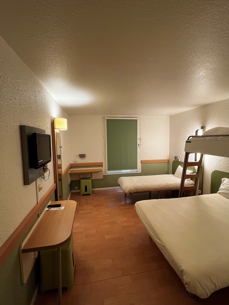 Family Room, Multiple Beds photo 3