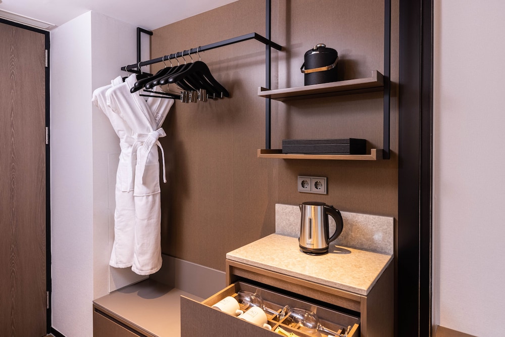 Premier Room, 1 Queen Bed, City View photo 3