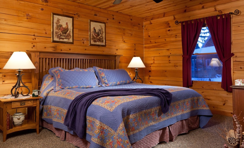 Honeymoon Suite, 1 King Bed with Sofa bed, Jetted Tub, Garden Area