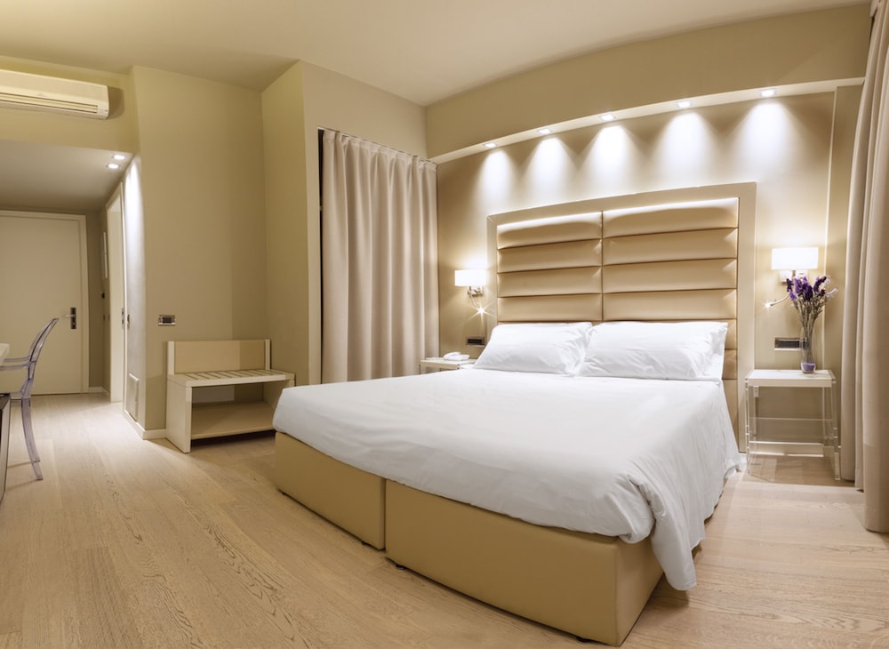 Deluxe Room, 1 Queen Bed photo 3
