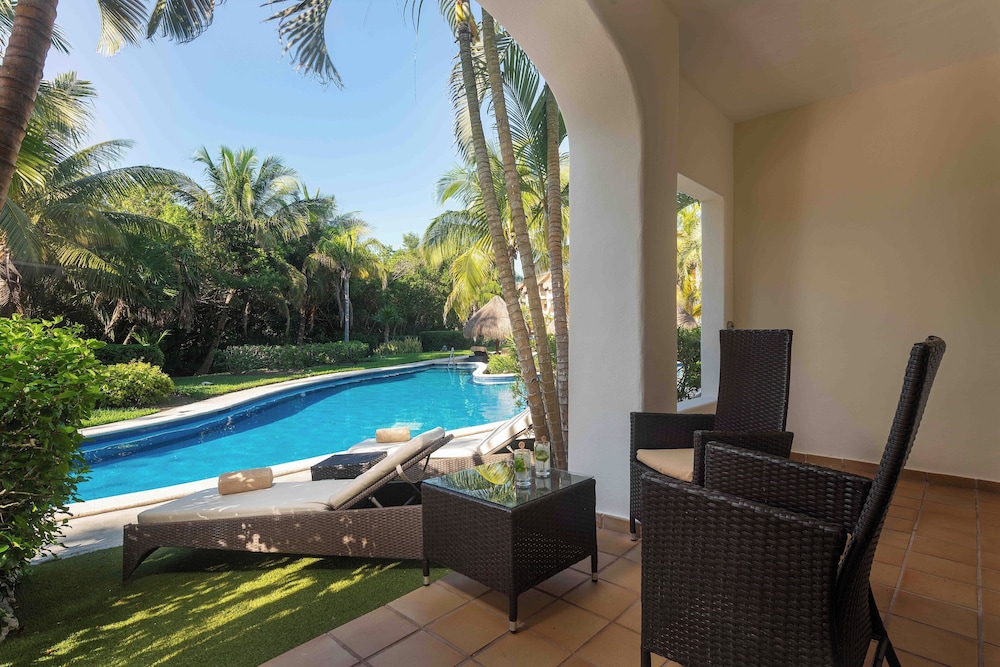 Golden Swim Up Junior Suite