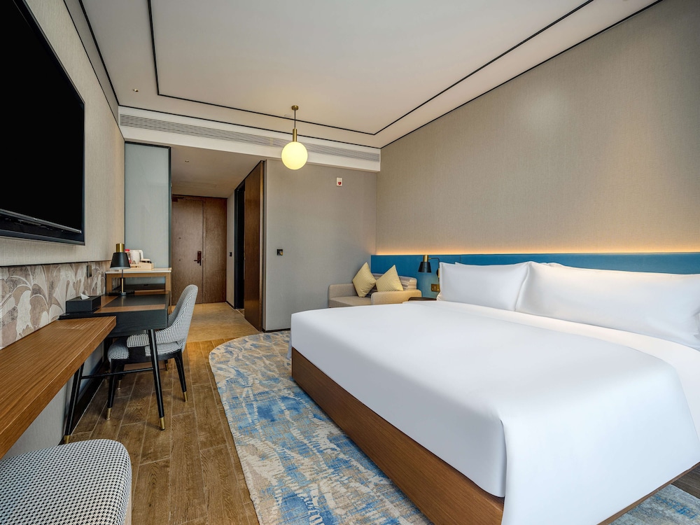 Basic Room, 1 King Bed thumbnail 6