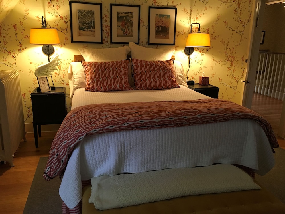 Deluxe Room, 1 Queen Bed, Ensuite (Apple Blossom) photo 1