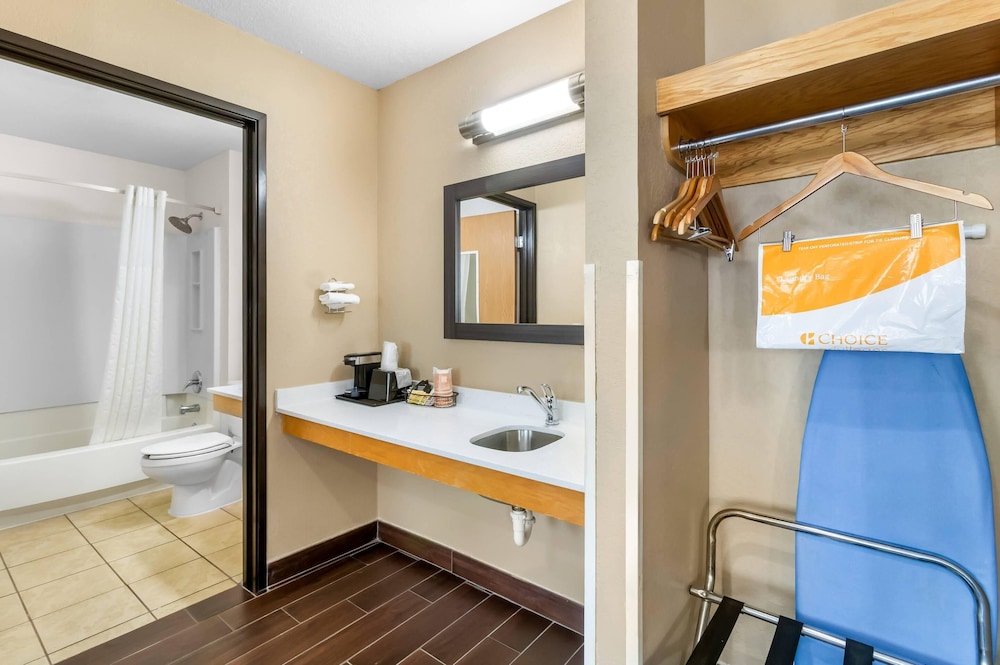 Suite, 1 King Bed, Non Smoking - Photo 4
