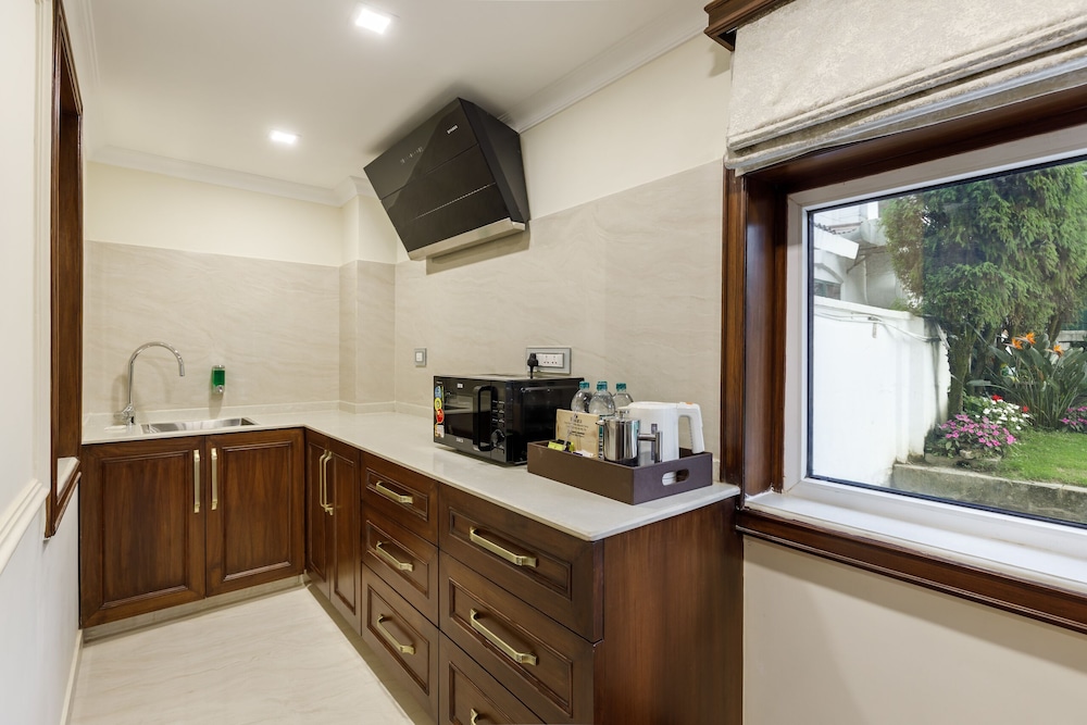 Suite - Photo 9