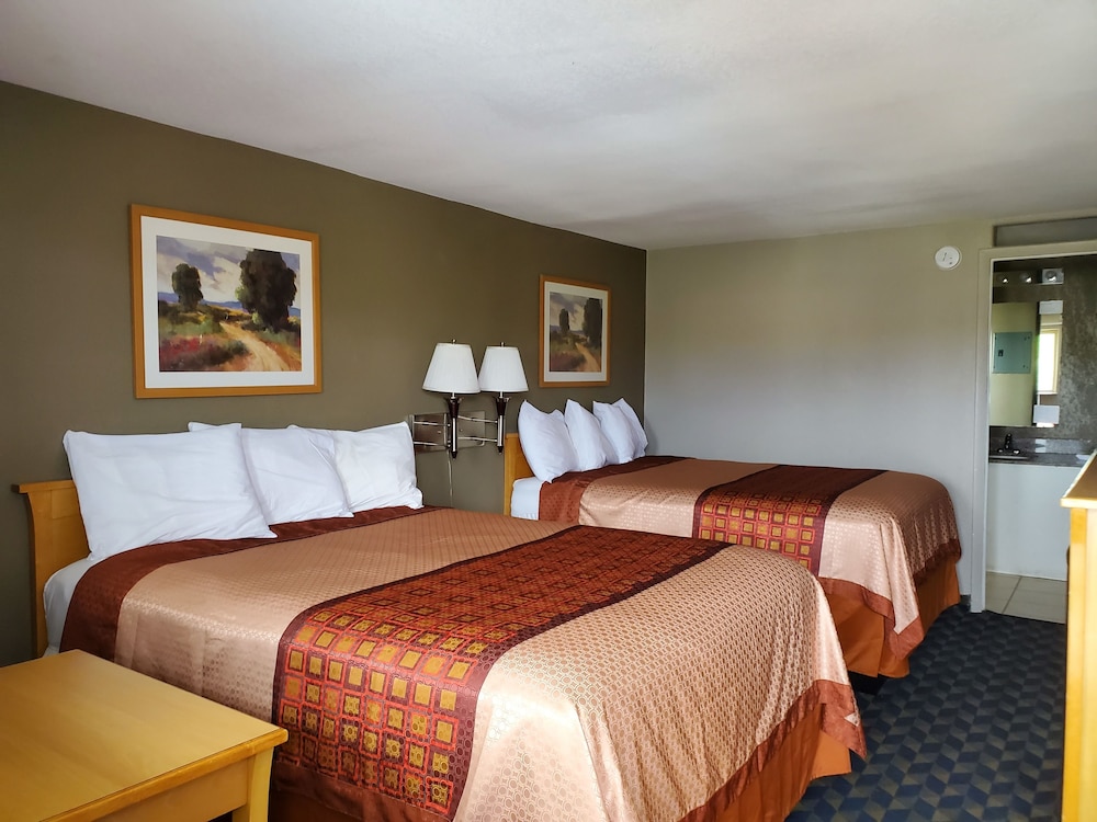 Double Room, 2 Queen Beds, Pets Allowed