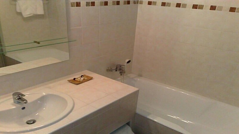 Twin Room - Photo 2