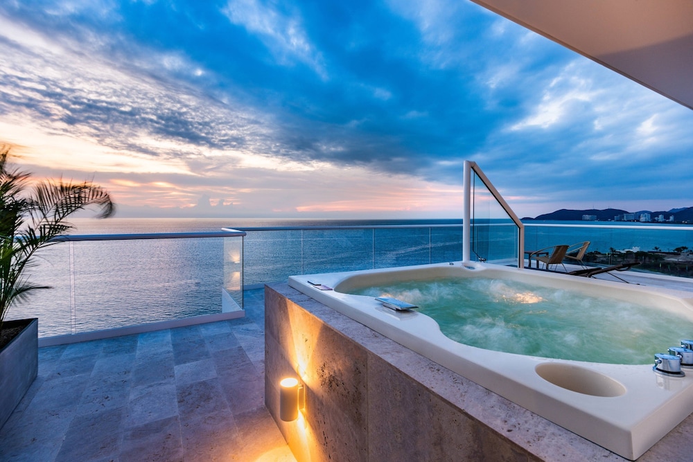 Suite, 1 Bedroom, Balcony (Oceanfront) - Photo 2