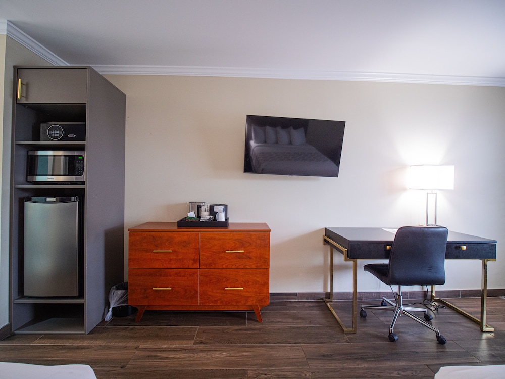 Standard Room, 2 Queen Beds - Photo 5